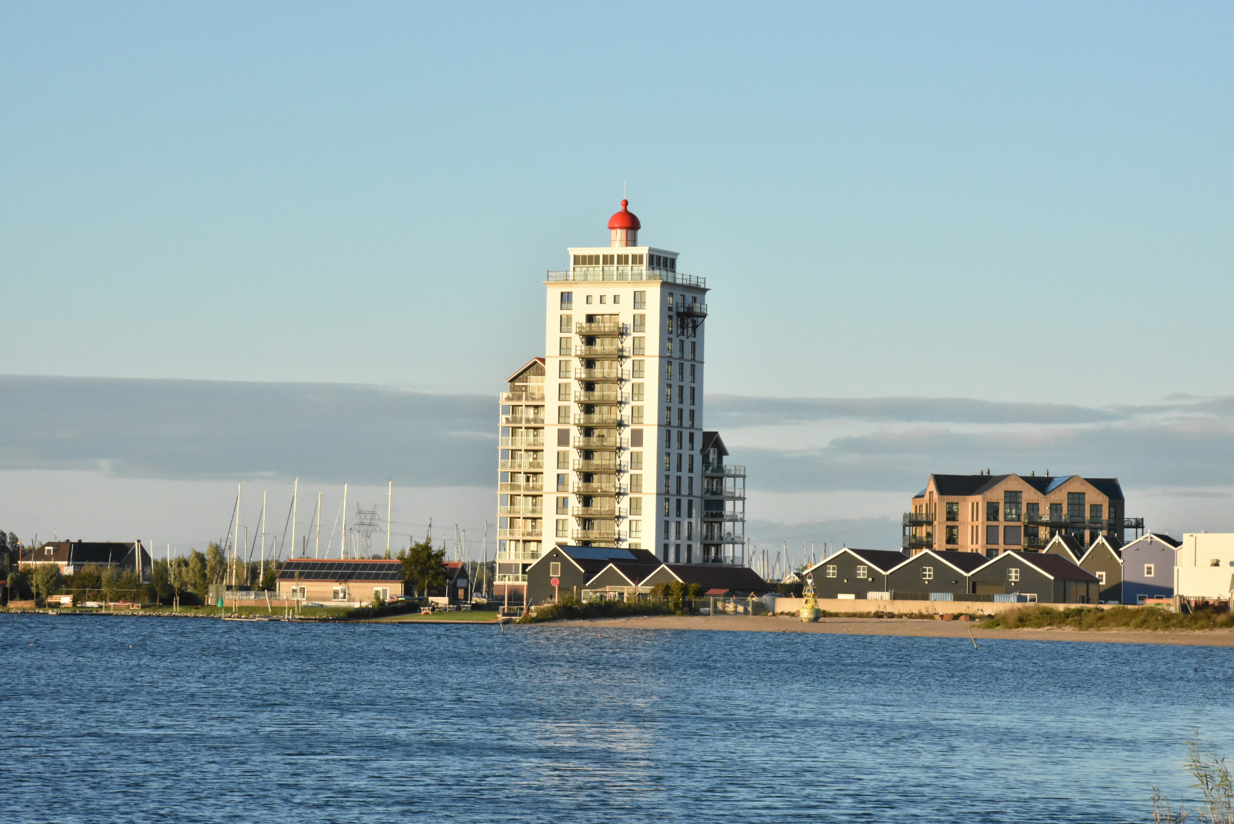 hoogbouw  harderwijk waterfront  -vuurtoren - babyfles - afgerolde condoom